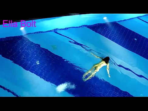 ❤️ Saya tidak boleh berhenti menonton, berambut perang muda ditangkap berenang bogel di kolam peranginan ELLA BOLT ️ Video persetan pada ms.verhentai.ru ❌️❤